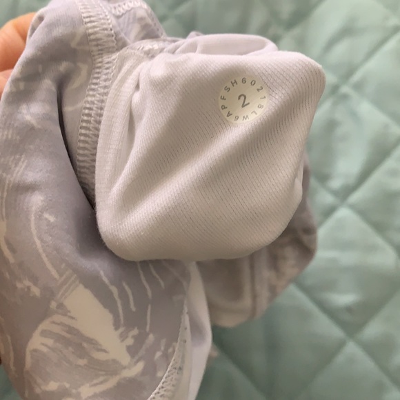 Lululemon leggings crop - size 2 - 23" - luxtreme fabric - Picture 3 of 3